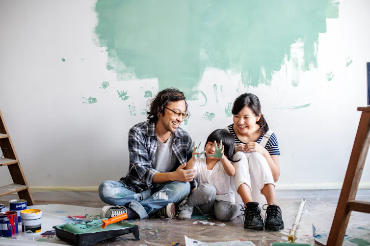 Famille de trois personnes faisant une rénovation