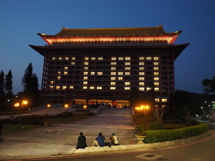 El Gran Hotel de Taipei muestra la palabra inglesa 'ZERO' en un patrón de luces en las ventanas.
