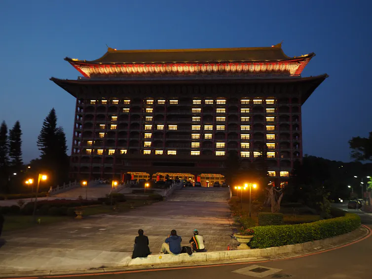 El Gran Hotel de Taipei muestra la palabra inglesa 'ZERO' en un patrón de luces en las ventanas.