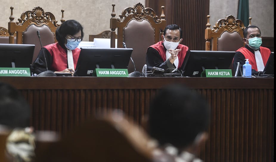 Hakim memimpin sebuah sidang di Pengadilan Negeri Jakarta Selatan, Jakarta.
