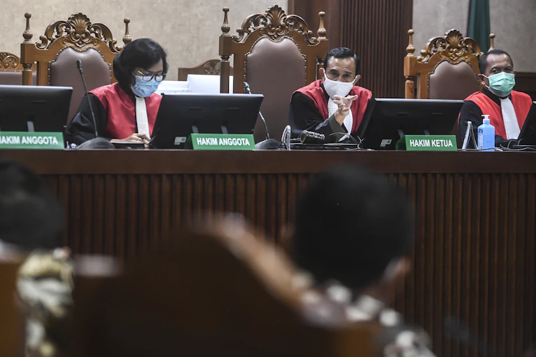 Hakim memimpin sebuah sidang di Pengadilan Negeri Jakarta Selatan, Jakarta.