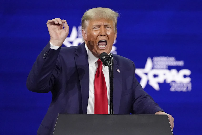 Donald Trump, la main levée
