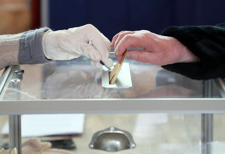 Vote d'un électeur au Touquet lors des élections municipales de 2020 