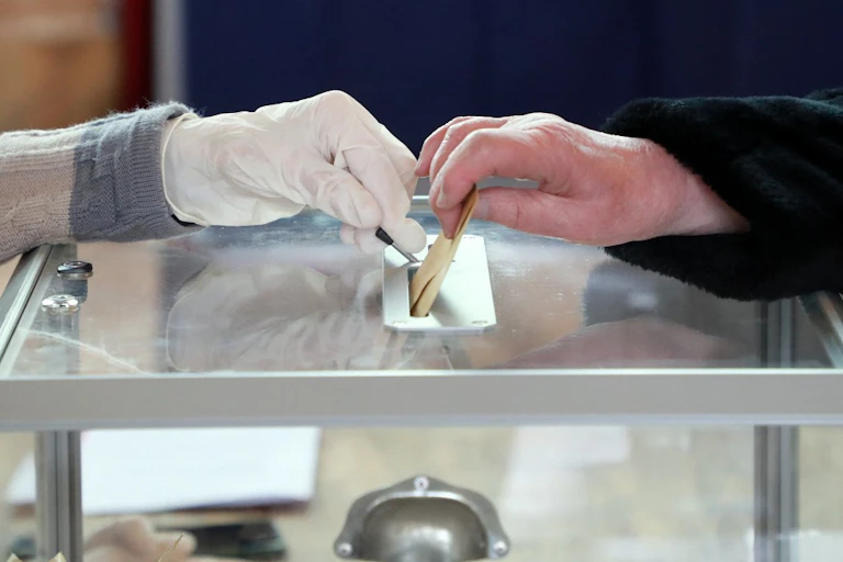 Vote d'un électeur au Touquet lors des élections municipales de 2020