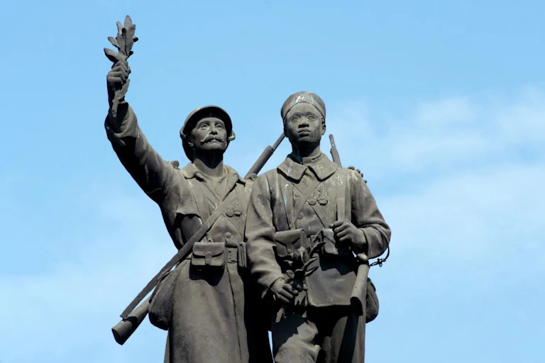 Le monument Monument aux morts Demba et Dupont Demba et Dupont, à Dakar