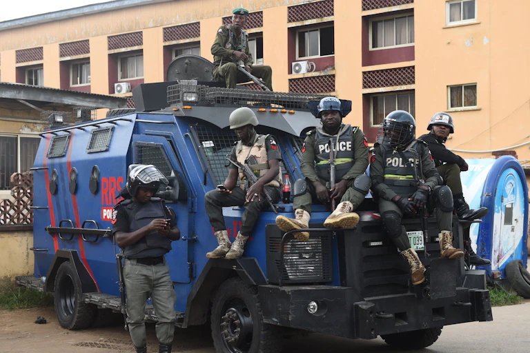 Nigeria police officers take a position outside a courtroom after a suspected kidnap kingpin was arraigned at the Lagos State High Court on August 30, 2017