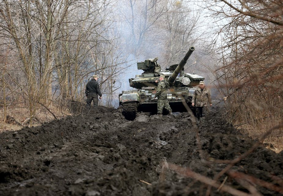 Des militaires ukrainiens en patrouille près de la région de Lougansk, contrôlée par les séparatistes, le 7 avril 2021.