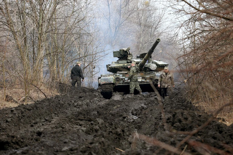 Des militaires ukrainiens en patrouille près de la région de Lougansk, contrôlée par les séparatistes, le 7 avril 2021.