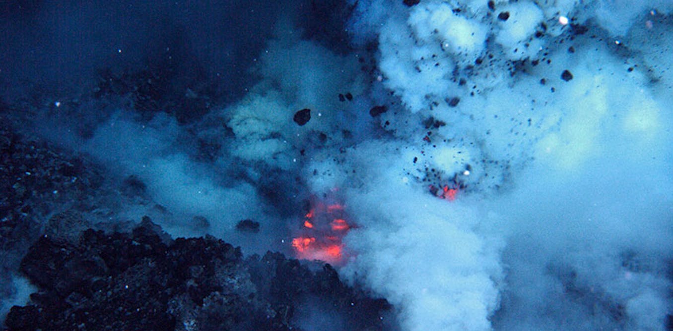 Deep-sea volcanic eruptions create a megaplum that could have spread early life