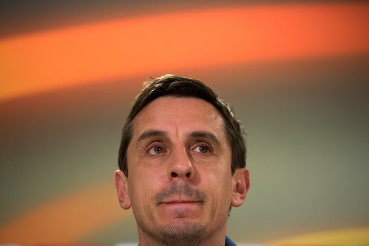Gary Neville con aspecto pensativo