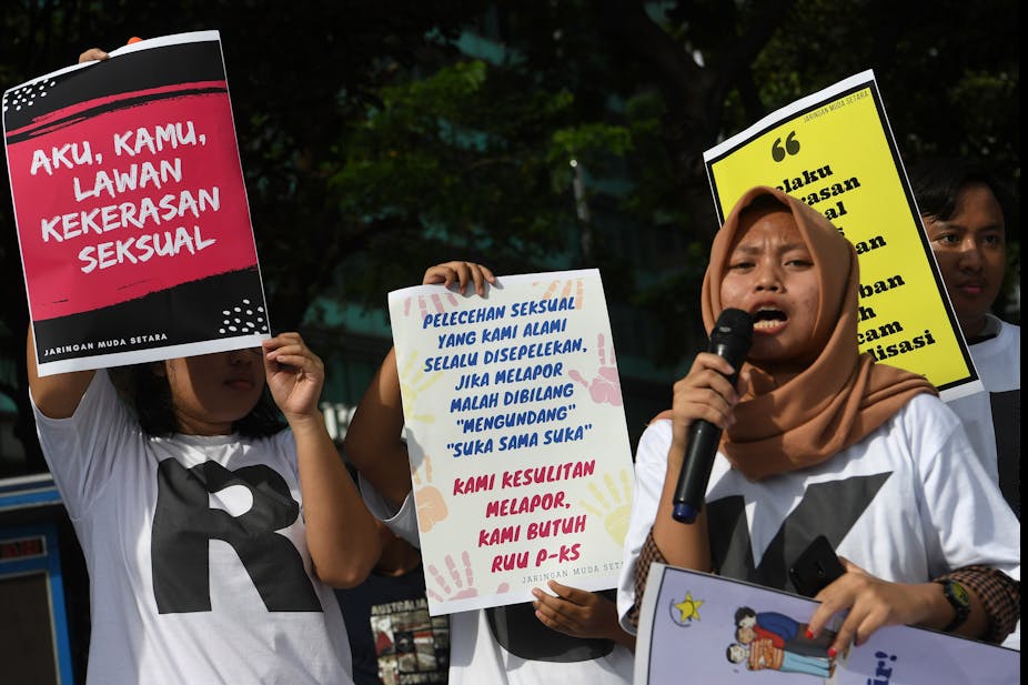 Sejumlah anak muda melakukan membawa poster mendukung RUU PKS di Jakarta.