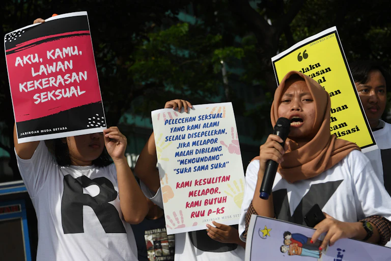 Sejumlah anak muda melakukan membawa poster mendukung RUU PKS di Jakarta.