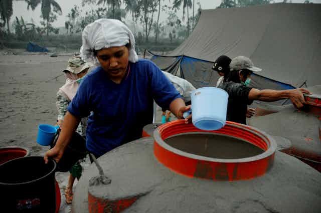 Sejumlah perempuan ikut mengambil air bersih di pengungsian bencana merapi di Muntilan, Magelang, pada 2010. 