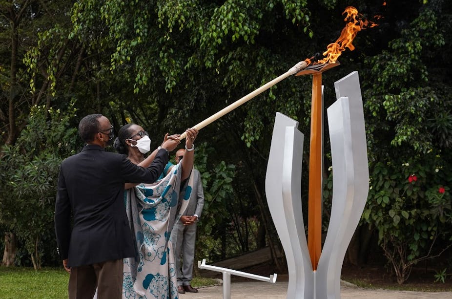 Le président rwandais Paul Kagame et la première dame Jeannette Kagame allument une flamme commémorative pour la 27e commémoration du génocide de 1994 au Mémorial du génocide de Kigali, à Kigali, au Rwanda, le 7 avril 2021.