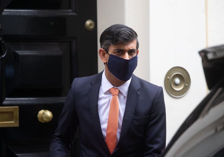 Rishi Sunak en Downing Street con una mascarilla