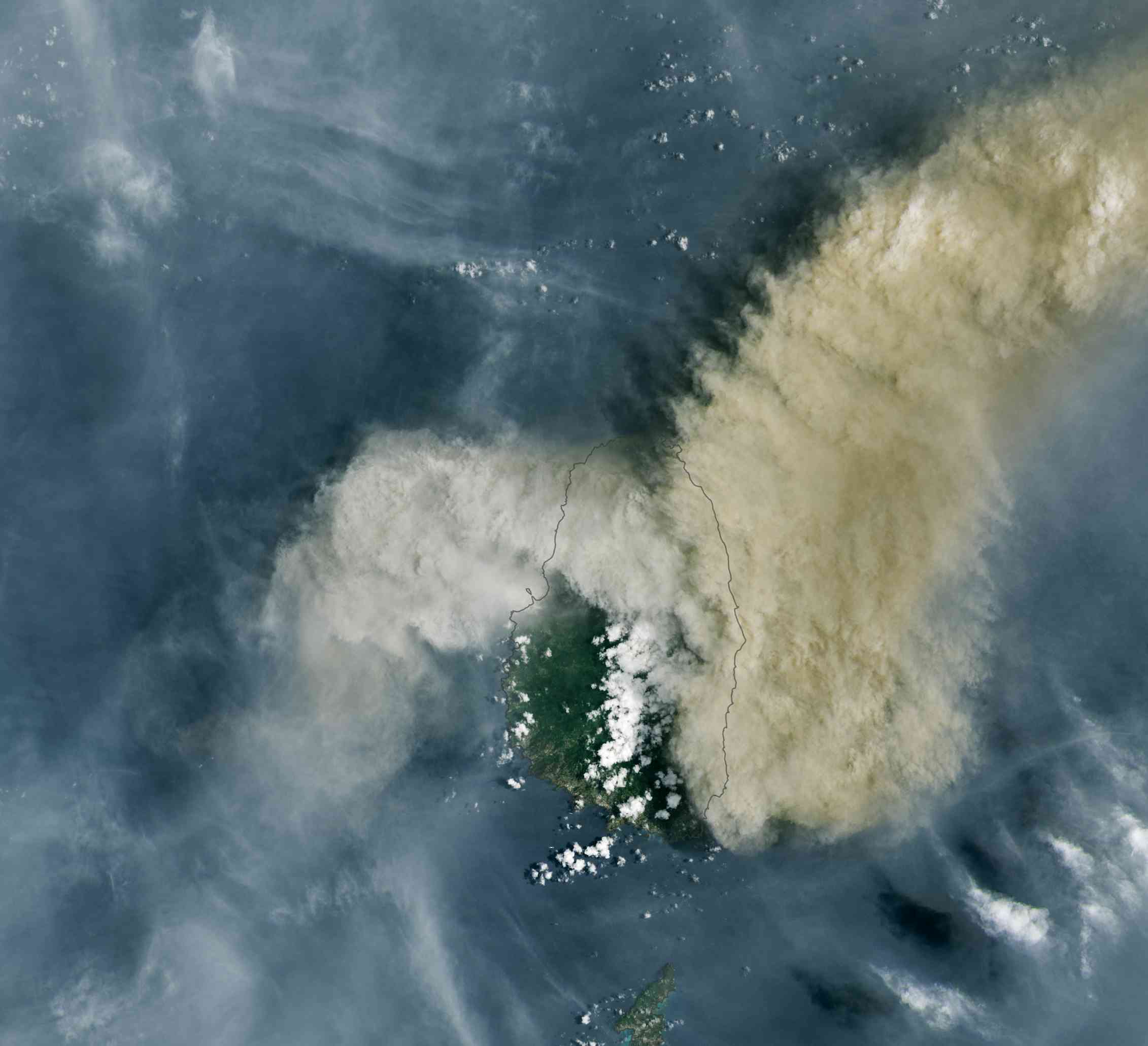 Извержение вулкана в море со спутника 2021