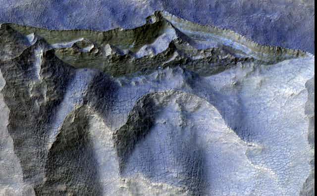 Falaises dans de la glace ancienne sur Mars
