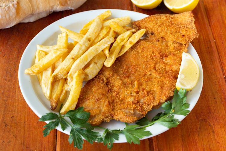 Fried crumbed veal with chips