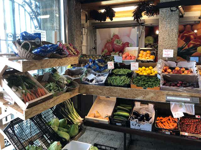 Cajas con frutas y verduras en un mercado