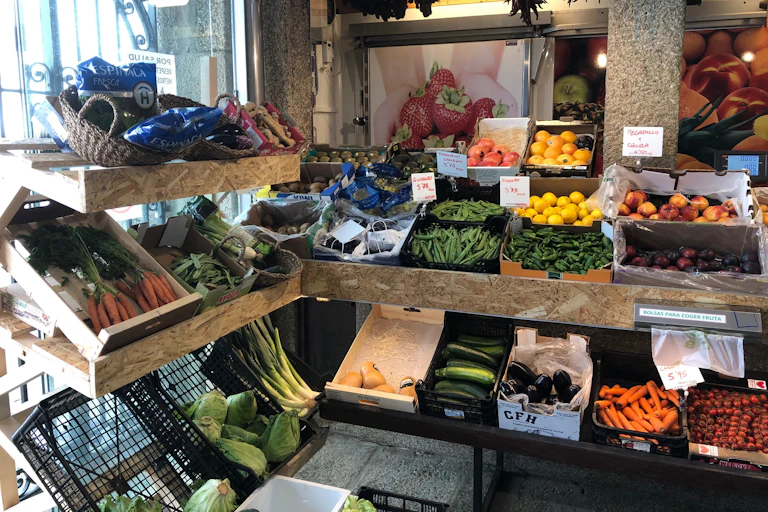 Cajas con frutas y verduras en un mercado