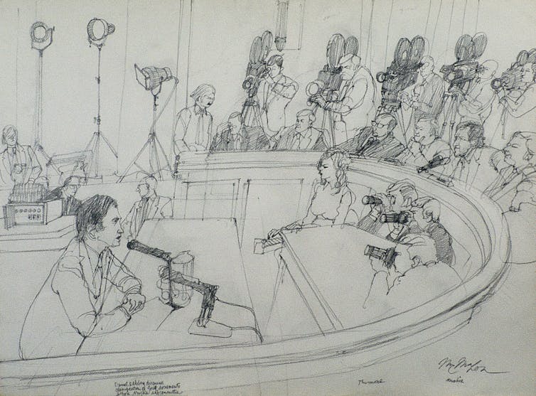 Un boceto de Daniel Ellsberg testificando frente a cámaras y políticos.