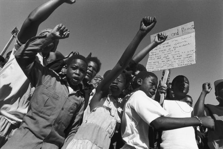Uma manifestação anti-apartheid na África do Sul.