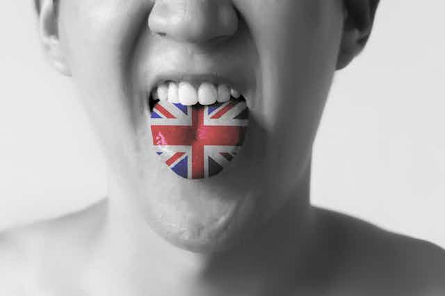 Una persona saca la lengua con la Union Jack británica pintada.