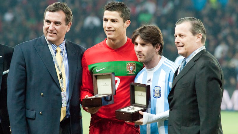 ¿Los futbolistas son famosos porque son ricos o ricos porque son famosos? ¿Los futbolistas son famosos porque son ricos o ricos porque son famosos?