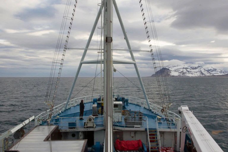 Navire de recherche Lance dans la haute mer arctique norvégienne (juillet 2015).