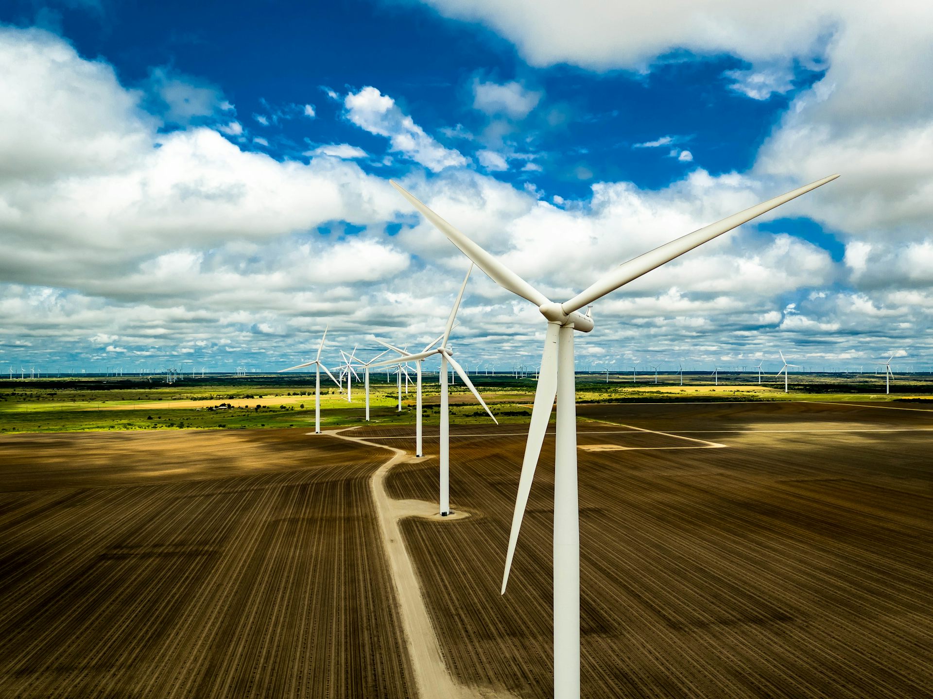 Ветряк грамотность. Ветрогенератор ENERGYWIND. Техас Wind Farm. Ветряные электростанции Ирландия. Ветряные генераторы в Австралии.