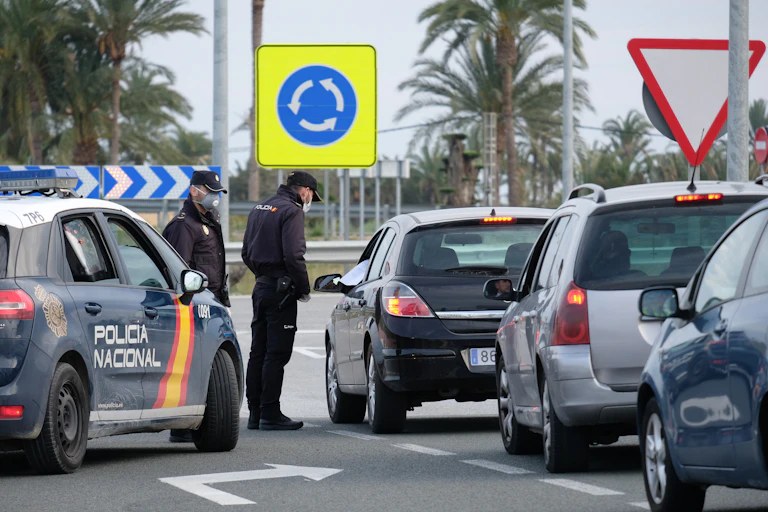 Control de la Policía Nacional en una rotonda.