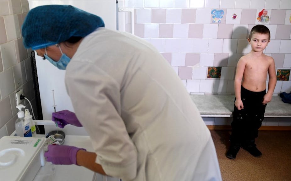Une infirmière prépare une seringue pour une vaccination contre la rougeole dans une polyclinique pédiatrique à Kiev, le 15 janvier 2018. 