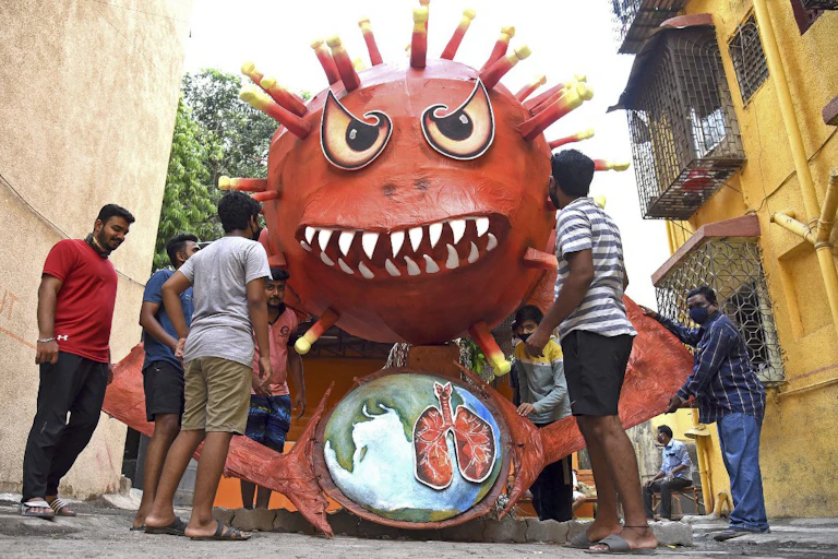 Effigie géante d’un coronavirus monstrueux