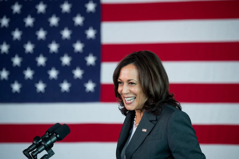 Kamala Harris prononce un discours devant un drapeau américan