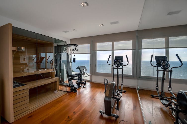 Sauna dans une salle de sport avec vue sur la mer.