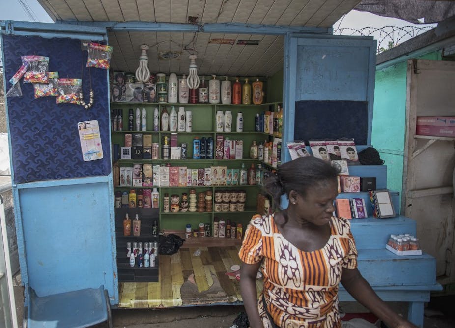 Une boutique vend des produits d'éclaircissement de la peau à Accra, le 3 juillet 2018. 