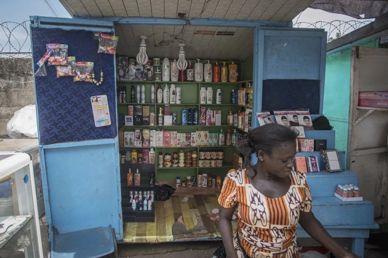 Une boutique vend des produits d'éclaircissement de la peau à Accra, le 3 juillet 2018.
