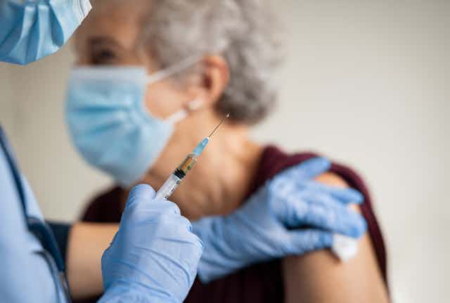 Senior receiving vaccine