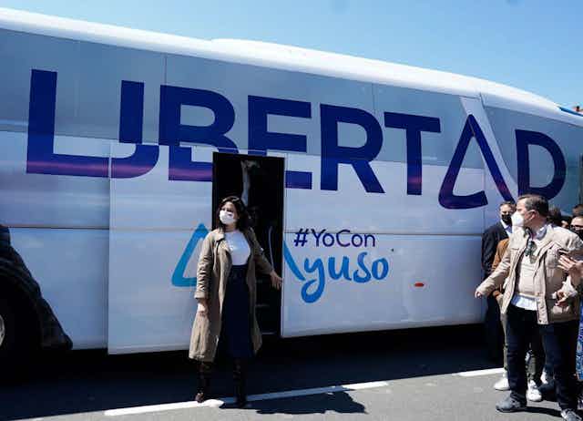 Isabel Díaz Yuso baja de un autobús con la palabra Libertad.