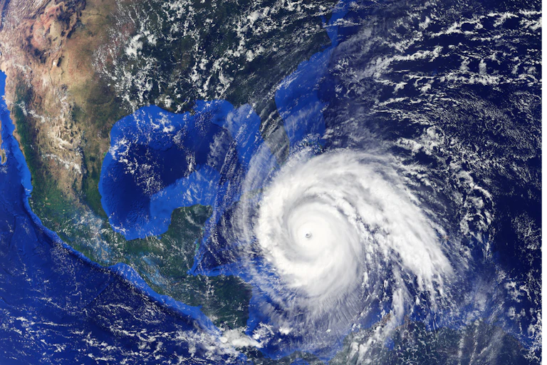 Vista satelital de tormenta tropical en medio del océano Atlántico.