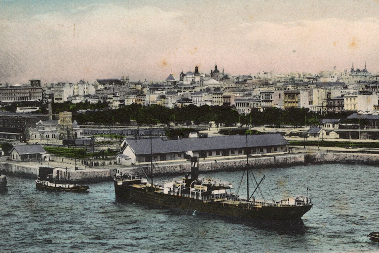 Puerto Madero, Buenos Aires, Argentina, South America, with a view of the city in the background. Date: circa 1908