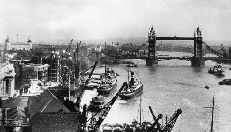 Tower Bridge over the Thames river, London, photograph: circa. 1910.