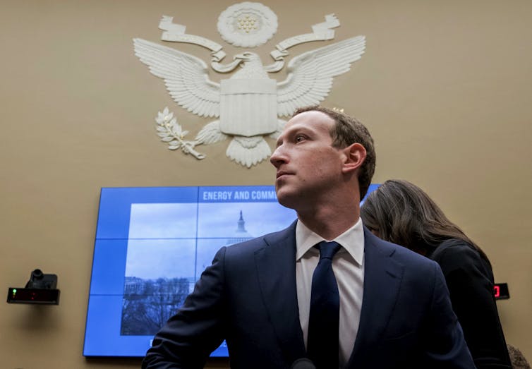 O CEO do Facebook, Mark Zuckerberg, olha para a direita durante uma audiência no Capitólio em 2019