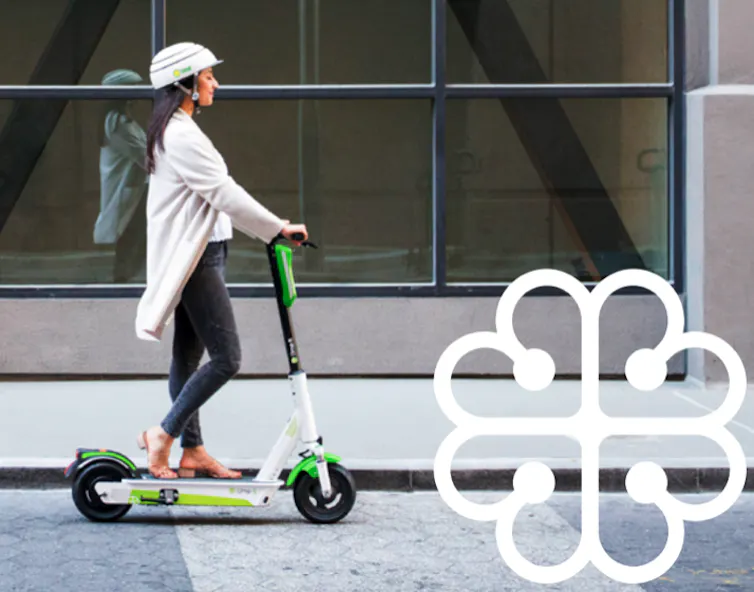 Une femme circule en trottinette électrique