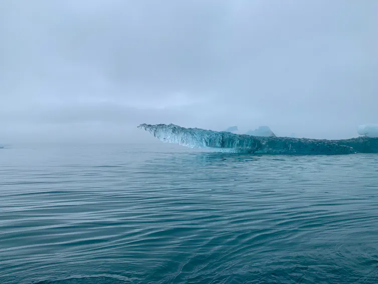 Pourquoi l'eau gèle-t-elle par le dessus ? À Jökulsárlón, en Islande.