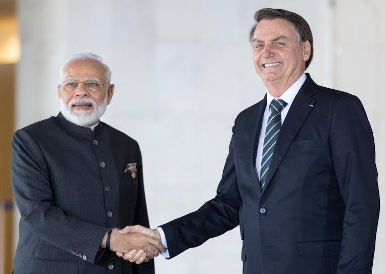 Modi e Bolsonaro apertam as mãos