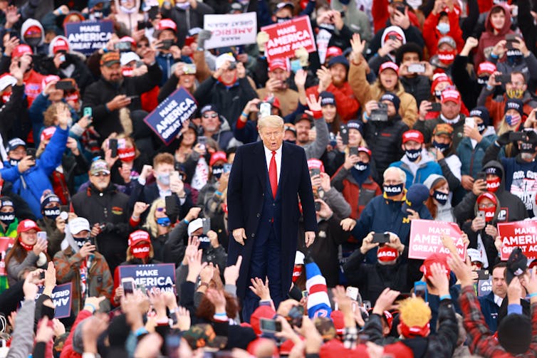 Trump na frente de uma multidão