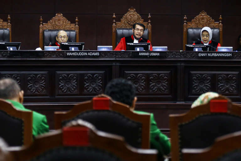 Tiga orang hakim memimpin sidang.