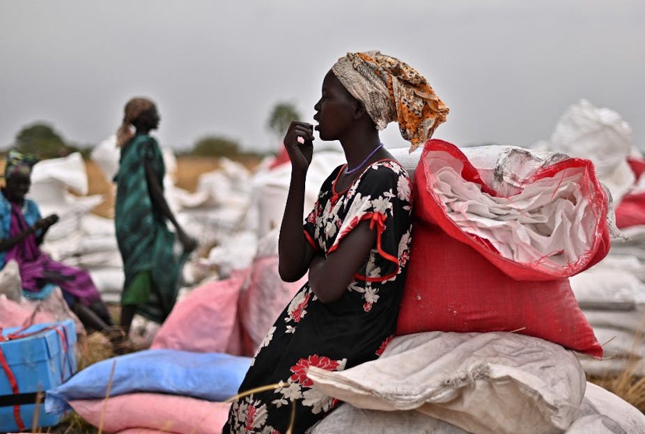 Des villageois récupèrent des sacs d'aide alimentaire au Sud-Soudan