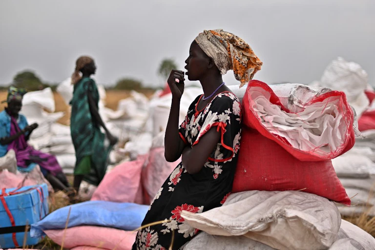 Des villageois récupèrent des sacs d'aide alimentaire au Sud-Soudan